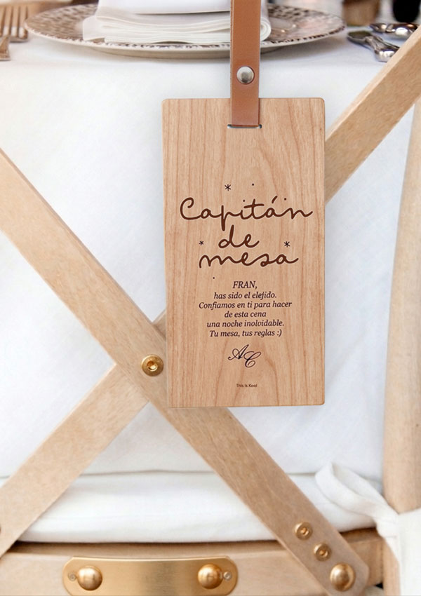 Placa de fusta amb missatge personalitzat per a sorprendre el capit&agrave; de taula el dia del vostre casament